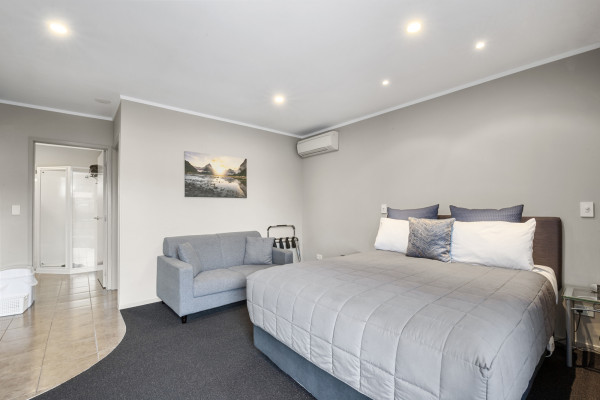 Ken Liang New Superior 1 bedroom Suite bed